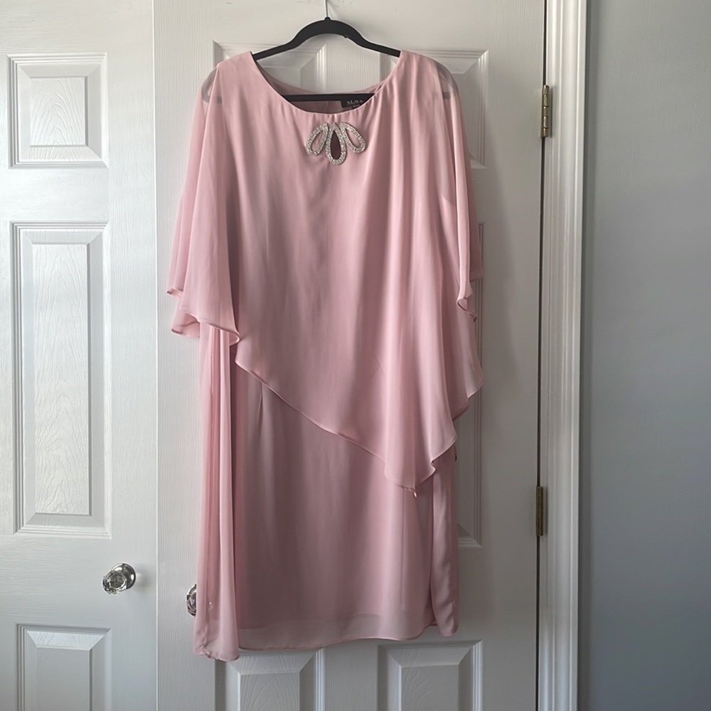 SLNY 22W dusty rose with beautiful detail at the neck